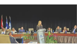 La mairesse de Gatineau, Maude Marquis-Bissonnette, prononçant son allocution d’ouverture lors de la séance du conseil municipal du 10 décembre. Crédit photo : Gracieuseté