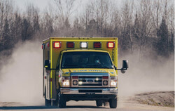 Ambulance sur la route (19 avril 2021). Photo : Page Facebook Coopérative des paramédics de l’Outaouais