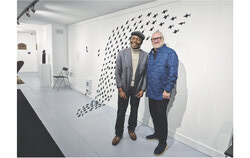 L’artiste Serge Olivier Fokoua accompagné de Denis Marceau, président du Centre d’Art contemporain de l’Outaouais (CACO) devant son œuvre d’art : Les fourmis rasent les murs (4 février 2025). Photo : Gracieuseté de Denis Marceau