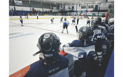 Le hockey, qui fait partie intégrante de la culture québécoise depuis plus de 150 ans, est sur le point d'être officiellement reconnu comme le sport national de la province grâce à l'introduction du projet de loi 90, qui institue également la Journée nationale du hockey sur glace. Crédit photo : Page Facebook du ministre Mathieu Lacombe