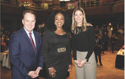 L’honorable Steven MacKinnon, député fédéral de la circonscription de Gatineau, la présidente de la Chambre de Commerce de Gatineau, Iseline Gandaho, et la mairesse de Gatineau, Maude Marquis-Bissonnette. Photo : Christian Rochefort