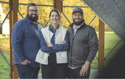 D’ici au 20 mai, les jeunes entrepreneurs agricoles sont invités à s’inscrire à la 10e édition du Prix de la relève agricole. Les lauréats 2024 étaient Maude Péloquin, Renaud Péloquin et Michaël Lecours, tous trois propriétaires de la Ferme de Ste-Victoire inc., en Montérégie. Crédit photo : Éric Labonté, MAPAQ