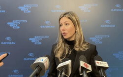 Maude Marquis-Bissonnette, mairesse de Gatineau, répond aux questions des journalistes lors d’une mêlée de presse concernant l’adoption du budget 2025 (10 décembre 2024). Photo : Capture d’écran