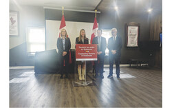 De gauche à droite : Sophie Chatel, députée de Pontiac; Maude Marquis-Bissonnette, mairesse de Gatineau; Steven MacKinnon, ministre de l’Emploi, du Développement de la main-d’œuvre et du Travail; Stéphane Lauzon, député d’Argenteuil-La Petite Nation, lors de l’annonce du financement pour les aînés de Gatineau et de l’Outaouais au Club de curling de Buckingham (13 mars 2025). Photo : Mélissa Gélinas