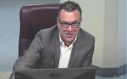 La Ville de Gatineau a resserré sa réglementation sur l’arrosage afin de réduire sa consommation d’eau potable. Crédit photo : Capture d’écran, caucus préparatoire (18 mars 2025)