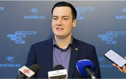 Edmond Leclerc, conseiller municipal du district de Buckingham, annonçant qu’il sollicitera un deuxième mandat durant la mêlée de presse (30 avril 2025). MG Photo : Capture d’écran