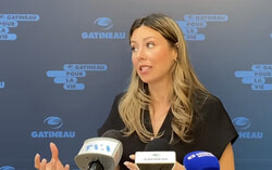Maude Marquis-Bissonnette, mairesse de Gatineau, lors de la mêlée de presse, répondant aux questions des médias sur la situation de l’autoroute 50 (4 juin 2025). Photo : Capture d’écran