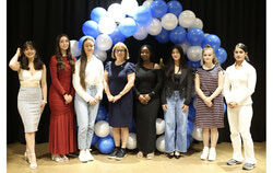 Photo de sept des neuf lauréats. De gauche à droite : Sandra Rincon Flores, Valentina Villamil, Maja Cica, Julie Miville-Dechêne, sénatrice indépendante du Québec, Karine Acadia Irankunda, Maria Paula Montoya, Ghazal AlHalabi, Hadia Jabarkhil, lors de la cérémonie de remise de bourses (25 mai 2025). Photo : Gracieuseté de Jacques Laberge