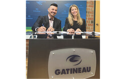 Steve Spooner, président de la Fraternité des policiers et des policières de Gatineau accompagné de Maude Marquis-Bissonnette, mairesse de Gatineau lors de la signature de la nouvelle convention collective (26 juin 2025). Photo : Gracieuseté de Maude Marquis-Bissonnette
