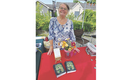 Les auteurs locaux Didier Périès et Danielle Soucy ont apporté leurs histoires au Marché Vieux-Hull, partageant leurs livres avec la communauté, ainsi que le miel, les produits et l'artisanat local du marché. Photo : Tashi Farmilo