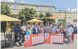 Photo de groupe lors de l’ouverture de la Placette Main (2 juillet 2025). Photo : Mélissa Gélinas
