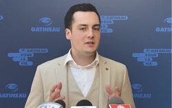 Edmond Leclerc, Buckingham District Councillor, answers journalists' questions about the H2 project during the press scrum (July 8, 2025). Photo: Screenshot