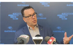 Mario Aubé, conseiller municipal du district de Masson-Angers, répondant aux questions des médias lors de la mêlée de presse (9 juillet 2025). Photo : Capture d’écran