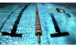 Natation en couloir. Photo : Courtoisie de Pixabay (https://www.pexels.com/photo/close-up-photo-of-swimming-rope-261185/)
