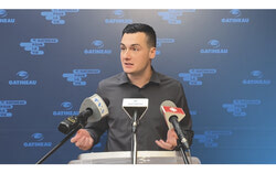 Edmond Leclerc, conseiller municipal du district de Buckingham répondant aux questions des médias lors de la mêlée de presse (20 août 2025). Photo : Capture d’écran