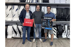 (De gauche à droite): Martin Lelièvre, président de l'association de hockey mineur d'Aylmer à coté d'Hendrix Lapierre, joueur professionnel pour les Capitals de Washington et Simon Talbot, copropriétaire chez Duguay Sports Excellence, lors du tournage de la vidéo promotionnelle (29 septembre 2025). Photo: Gracieuseté de l'agence AKCENT