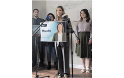 La mairesse de Gatineau, Maude Marquis-Bissonnette avec quelques membres de son équipe lors de la présentation du cadre financier d’Action Gatineau 206-2029 (7 octobre 2025). Photo : Mélissa Gélinas
