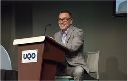 Mario Aubé, chef d’Équipe Mario Aubé et candidat à la mairie de Gatineau, lors d’un débat à l’Université du Québec en Outaouais (UQO) (8 octobre 2025). Photo : Gracieuseté d’Équipe Mario Aubé