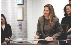 La mairesse de Gatineau, Maude Marquis-Bissonnette, s’adressant à l’auditoire lors de la cérémonie d’assermentation du nouveau conseil municipal (10 novembre 2025). Photo : Gracieuseté de la Ville de Gatineau