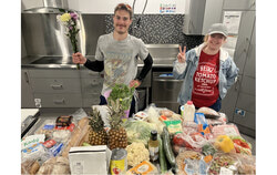 Dans la cuisine collective d’Espace transition, des jeunes s’affairent à préparer un repas qui sera remis à la Soupière de l’Amitié de Gatineau (13 août 2025). Photo : Gracieuseté de Carrefour jeunesse emploi de l’Outaouais (CJEO)