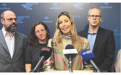 Les nouveaux membres du comité exécutif de Gatineau lors d’une mêlée de presse le 18 novembre. De gauche à droite : Adrian Corbo, conseiller du district Manoir-des-Trembles–Val-Tétreau; Catherine Craig-St-Louis, conseillère du district Carrefour-de-l’Hôpital; Maude Marquis-Bissonnette, mairesse de Gatineau et vice-présidente du comité exécutif; Steve Moran, conseiller du district de Hull-Wright et président du comité exécutif. Crédit photo : Capture d'écran par Sophie Demers