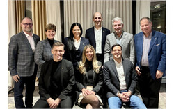 (de gauche à droite) Rangée arrière : Éric Latour, maire de Saint-Jean-sur-Richelieu; Marie-Claude Bibeau, mairesse de Sherbrooke; Soraya Martinez Ferrada, mairesse de Montréal; Steven Blaney, maire de Lévis; Luc Boivin, maire de Saguenay; Jean-François Aubin, maire de Trois-Rivières. Rangée avant : Bruno Marchand, maire de Québec; Maude Marquis-Bissonnette, mairesse de Gatineau; Stéphane Boyer, maire de Laval. Crédit photo : Gracieuseté