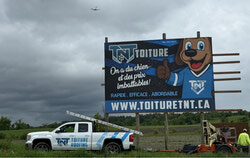 Panneau publicitaire de Toiture TNT installé en bordure de l’autoroute 50 (4 décembre 2025). Photo : Gracieuseté de Toiture TNT