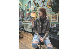 Tatoueuse locale, Jess Hubbard, dans son atelier Red Clover Tattoos à Gatineau. Photo : Courtoisie