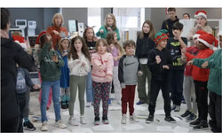 Les élèves de l’école Saint-Laurent de la chorale accompagnés de Tiphaine Legrand, directrice musicale et cheffe du Chœur classique de l’Outaouais (20 janvier 2026). Photo: Mélissa Gélinas