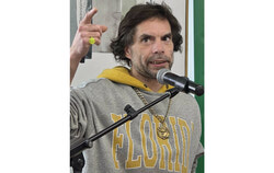 René Lépine, qui a vécu sous une tente sur le site pendant près de deux ans avant d'emménager dans l'un des logements du Village, affirme que la structure, la thérapie et le soutien quotidien l'ont aidé à gérer sa dépendance, à stabiliser sa santé mentale et à commencer à bâtir une vie plus pleine d'espoir et de terre. Photo : Tashi Farmilo