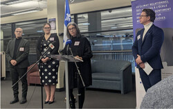 (De gauche à droite) : Stéphane Lacasse, directeur général du centre de services scolaires des Portages-de-l’Outaouais ; Nadine Carpentier, directrice générale du centre de services scolaires des Hauts-Bois-de-l’Outaouais ; Daniel Bellemare, directeur général du centre de services scolaires au Cœur-des-Vallées, Manon Dufault, directrice générale du centre de services scolaires des Draveurs ; lors du lancement de la campagne « Donnons l’exemple » à l’école secondaire du Versant (27 janvier 2026). Photo : Mélissa Gélinas