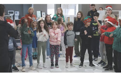Les élèves de l’école Saint-Laurent  de la chorale accompagnés de Tiphaine Legrand, directrice musicale et cheffe du Chœur classique de l’Outaouais (20 janvier 2026 (20 janvier 2026). 