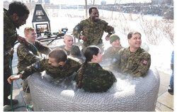 Les deux équipes du Régiment de Hull prennent un bon bain chaud après un premier plutôt frisquet. Photo : Christian Rochefort