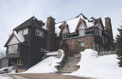La maison O'Brien, propriété historique du parc de la Gatineau, construite en 1930 pour John Ambrose O'Brien, fondateur des Canadiens de Montréal, rouvrira ses portes au printemps prochain en tant qu'hôtel-boutique dans le cadre d'un nouveau bail conclu entre la CCN et Square Old Chelsea. Il s'agit de la deuxième tentative de redonner vie à cette propriété patrimoniale désignée par le gouvernement fédéral après la faillite de l'ancien exploitant en 2019. Photo : James Abraham