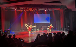 Danse « Unstoppable (VF) » interprétée par Ève Labonté et Olivia Draper de l’école secondaire Sieur-de-Coulonge (31 mars 2026). Photo : Mélissa Gélinas
