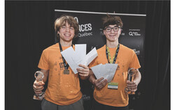 Émile Croteau and Hadrien Pontier-Valois, both in Grade 10 at Collège Saint-Alexandre de la Gatineau, won the top prize at the Expo-Sciences Hydro-Québec regional final for the Outaouais on March 29, 2026, for their project VIGIL-FERME, a rapid diagnostic test designed to detect antibiotic resistance genes on farms. Photo: Nicolas Chevallier Photography