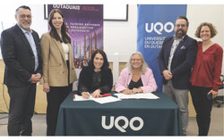 De gauche à droite : André Groulx, directeur – Événements d’affaires et développement chez Tourisme Outaouais; Lélia Bâcle-Mainguy, présidente du conseil d’administration de Tourisme Outaouais; Geneviève Latulippe, PDG de Tourisme Outaouais; Murielle Laberge, rectrice de l’UQO; Simon Beaudry, doyen de la recherche et de la création à l'UQO; Marie-Pierre Hamel, adjointe au vice-recteur à la recherche, à la création, aux partenariats et à l'internationalisation. Crédit photo : Gracieuseté