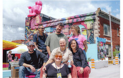 Voici l’équipe des organisateurs du festival « Saucette en Showssettes Vol. 4 », qui se tiendra du 21 au 24 mai dans le Vieux-Hull : Frank Mainville, V. Lewong, Phil Roy, Isabel Thériault, Éloïse Labelle, Katharine LH et Rosalie Morin. Crédit photo: Gracieuseté de Saucette en Showssettes