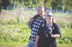 Les réalisateurs, Nancy Gadoury et Dominic Lajeunesse, propriétaires d’ExploreNaDoom, sont spécialisés en production vidéo, en photographie et en imagerie aérienne par drone. Crédit photo : Gracieuseté des Aventuriers voyageurs
