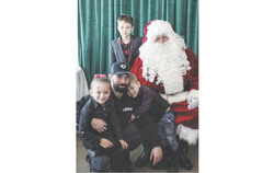 Famille accompagnée du père Noël lors de la Guignolée des enfants avec Dre Bureau. Photo : Gracieuseté d’Audrey Caron, responsable des communications
