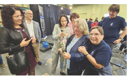 Suzanne Tremblay, députée de Hull, offre ses félicitations à Francine Pronovost, lauréate du prix de reconnaissance Roger-Pedneault, qui lui a été remis lors du 45e anniversaire du Centre de travail Laro. Crédit photo : Tashi Farmilo