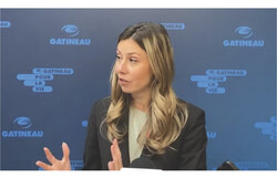Maude Marquis-Bissonnette discutant du sujet du moratoire sur le développement immobilier lors de la mêlée de presse du 4 novembre 2024. Photo : Gracieuseté de la Ville de Gatineau
