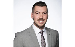 Jean-Philippe Giroux, conseiller financier chez Pérennité Gestion de Patrimoine, a annoncé que le cabinet gatinois s’associait avec MICA Capital inc., ce qui lui permettra d’avoir accès à de nouveaux produits et services en matière d'investissement. Crédit photo : Gracieuseté de Pérennité Gestion de Patrimoine