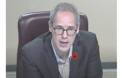 Steve Moran, president of the executive committee and Hull-Wright Councillor, speaking in support of the parking lot tax on November 5 during the Gatineau 2025 budget discussions.  Photo: Sophie Demers