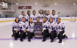 Finalistes de l’équipe féminine d’Hockey and Broomball Tournament. Photo : Page Facebook : Cree Regional Events and Entertainment