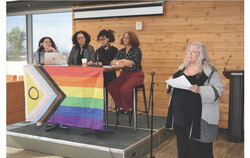 Extrémité droite : Murielle Laberge, rectrice de l’UQO, accompagnée de l’autrice Marianne Chabat à l’extrémité gauche avec d’autres participantes lors du lancement de son livre : Familles Queers (28 octobre 2024). Photo : UQO-Université du Québec en Outaouais