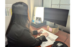 Light therapy session in the office, November 1, 2024. Photo: Mélissa Gélinas