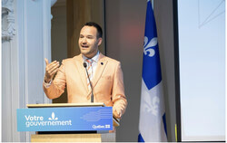 Mathieu Lacombe, ministre de la Culture et des Communications du Québec, a lancé un appel de projets dans le cadre du nouveau Programme pour une jeunesse bien informée. Cet appel de projets vise à soutenir et à bonifier l’accès à une information fiable et de qualité pour les jeunes, ainsi qu’à développer leur pensée critique à l’égard des contenus auxquels ils sont exposés. Crédit photo : Gracieuseté du Secrétariat à la jeunesse du Québec